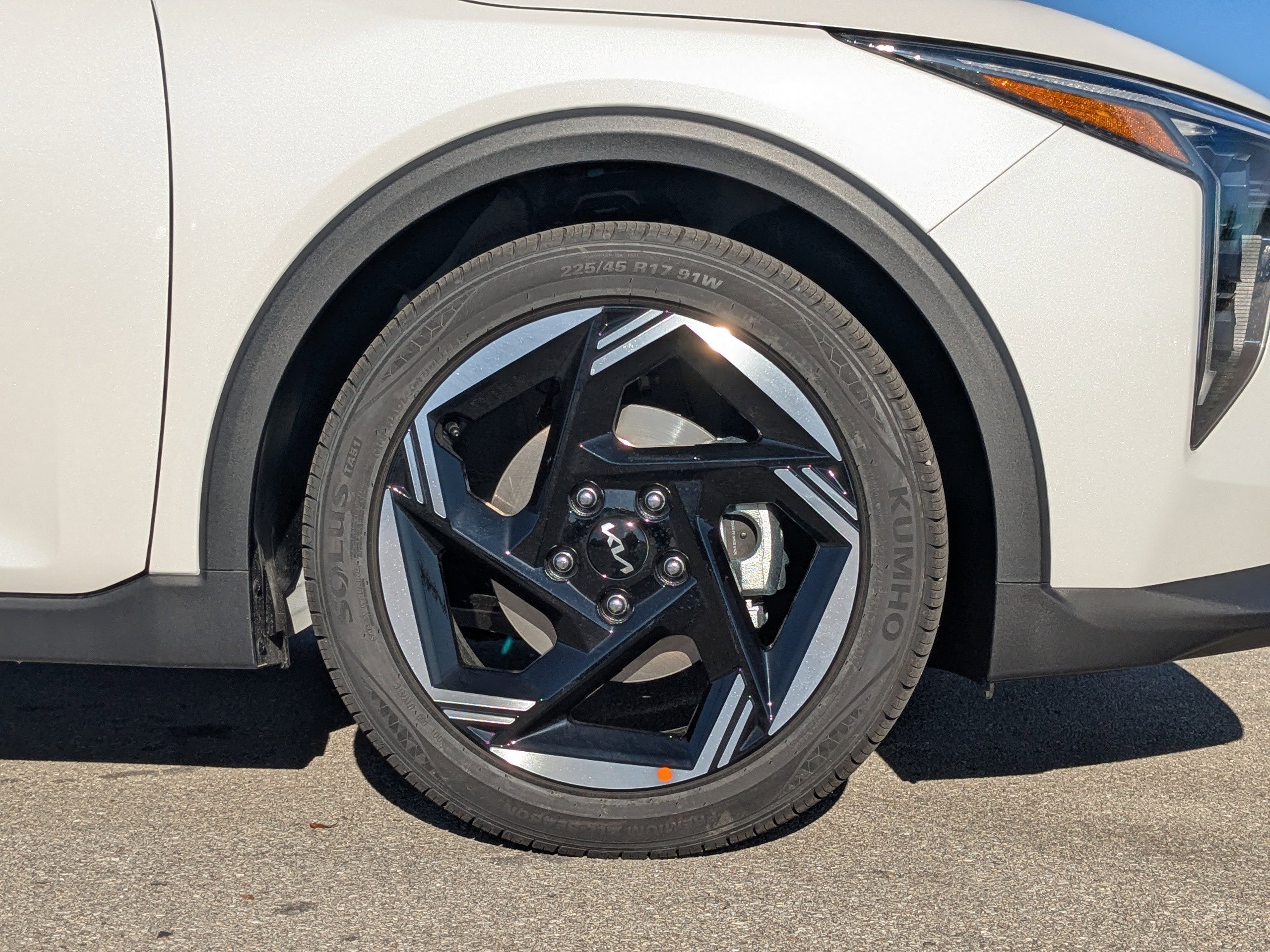 New 2025 Snow White Pearl Kia EX image 13
