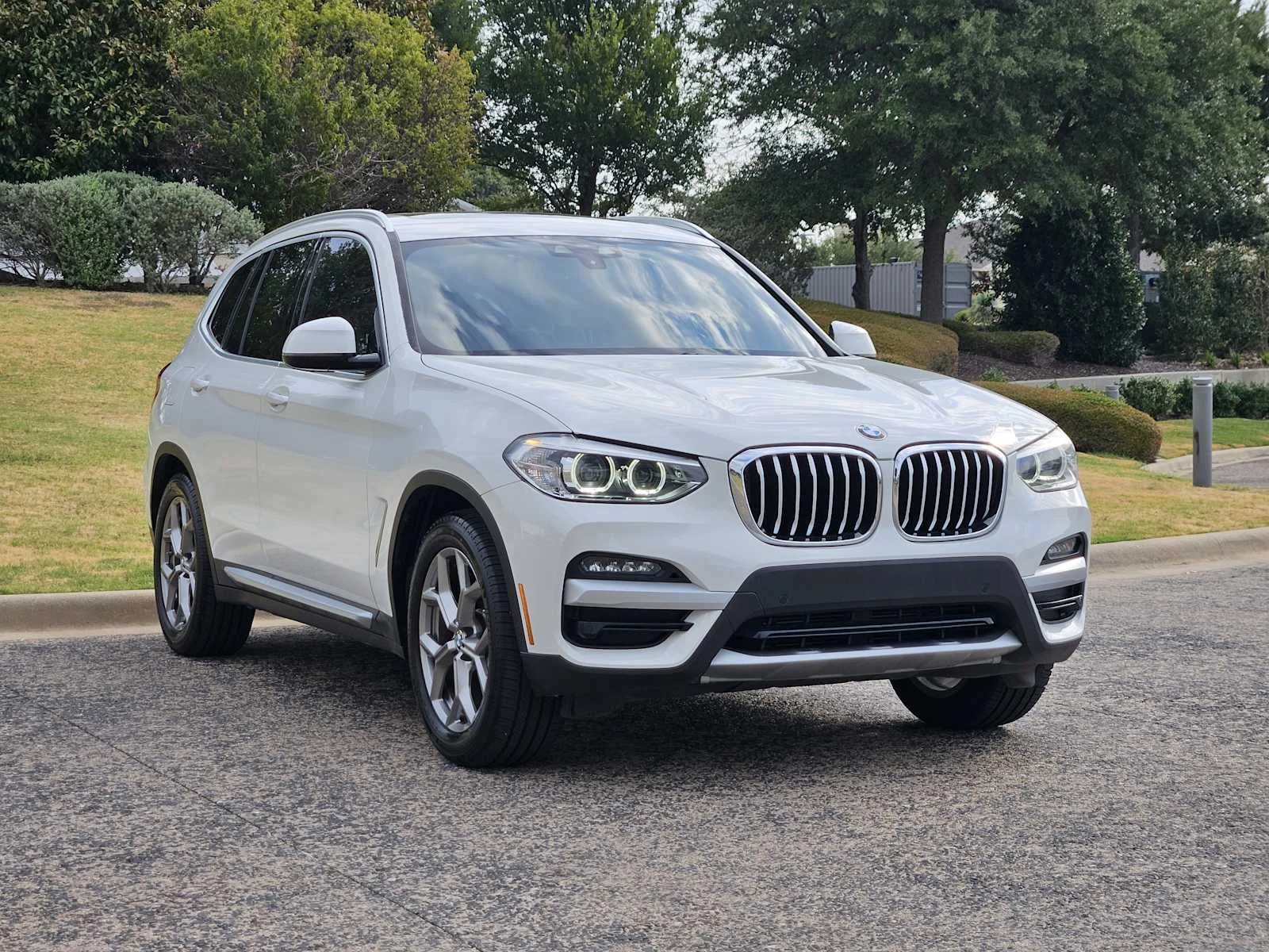 Used 2020 Alpine White BMW sDrive30i image 2