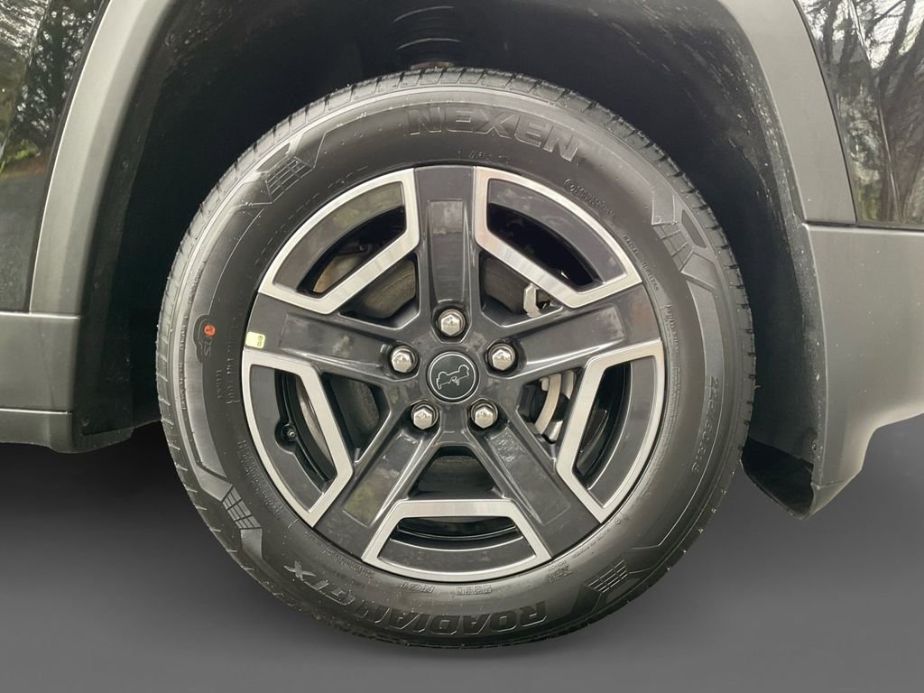 New 2026 Diamond Black Crystal Pearl-Coat Exterior Paint Jeep Laredo image 16