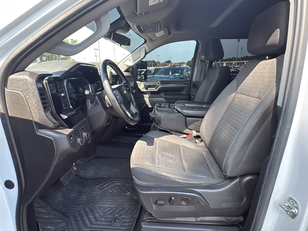 Used 2025 Summit White Chevrolet  image 13