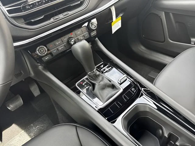New 2026 Diamond Black Crystal Pearl-Coat Exterior Paint Jeep Latitude image 19