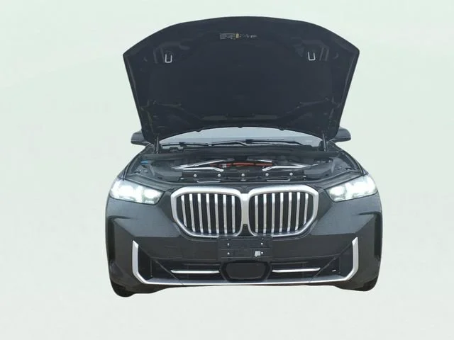 Used 2025  BMW xDrive50e image 25