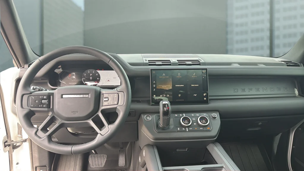 Used 2025 White Land Rover S image 19