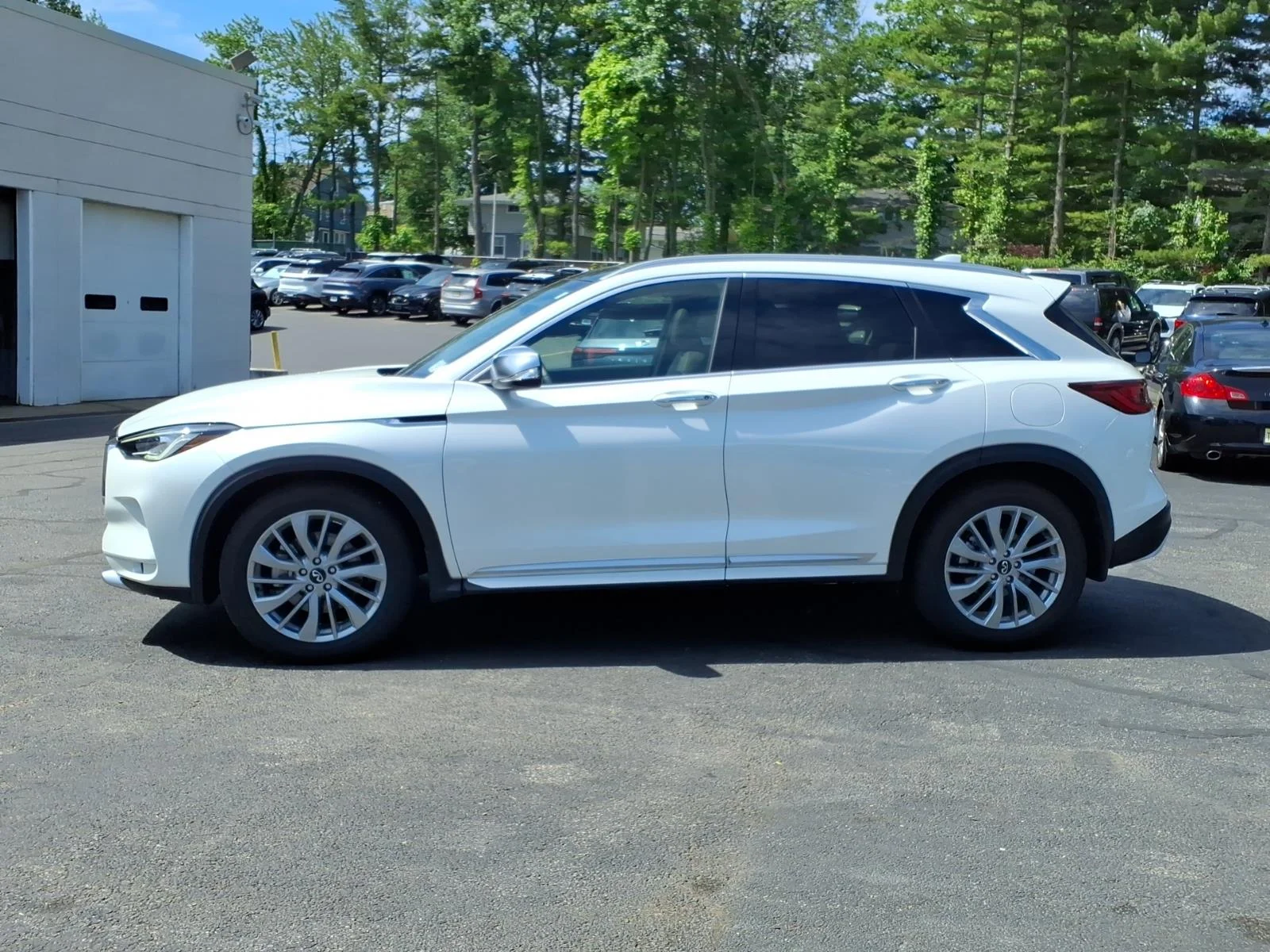 Certified Used 2025 White INFINITI LUXE image 9