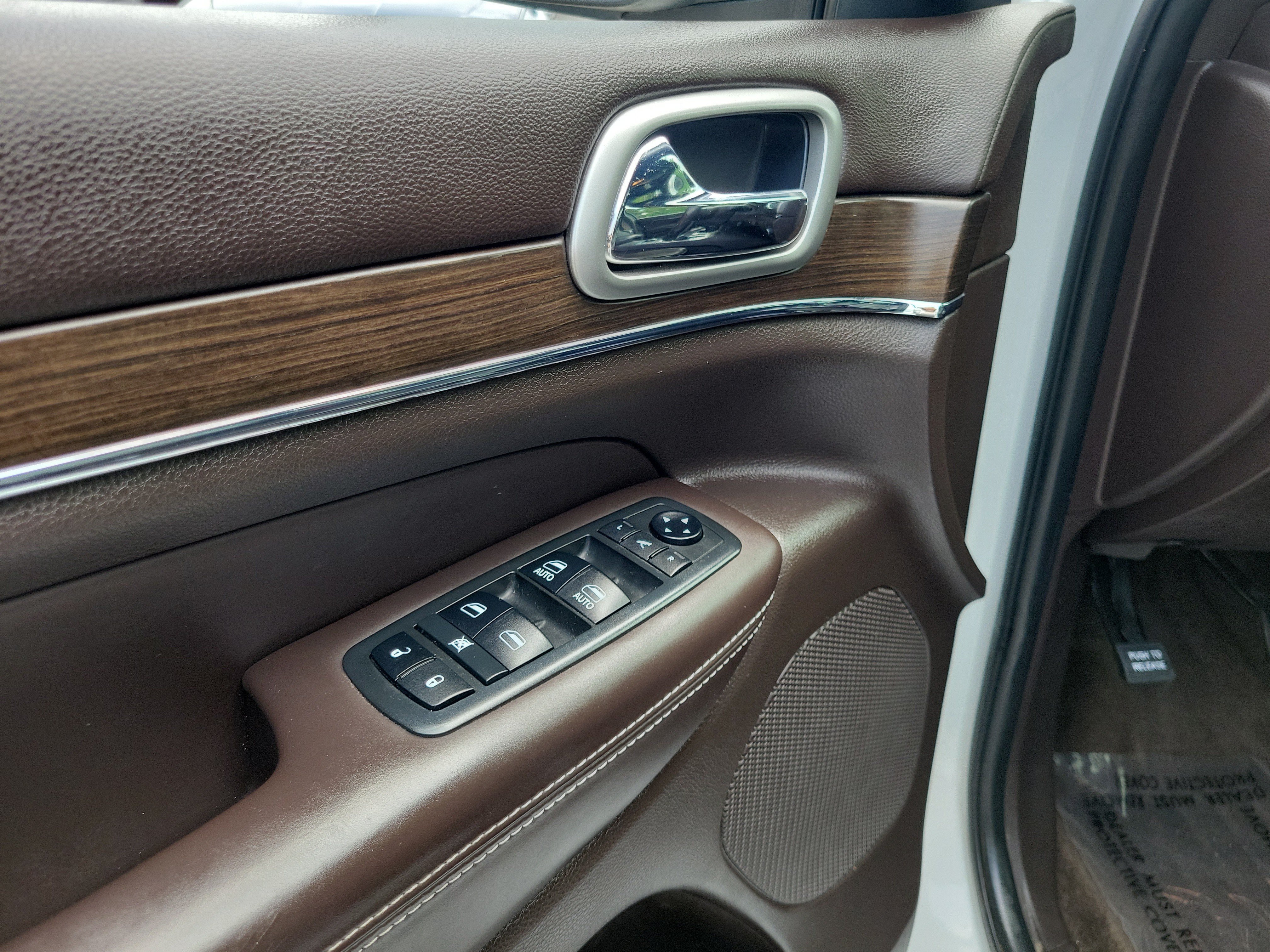 Used 2018 Ivory 3-Coat Jeep Overland image 18