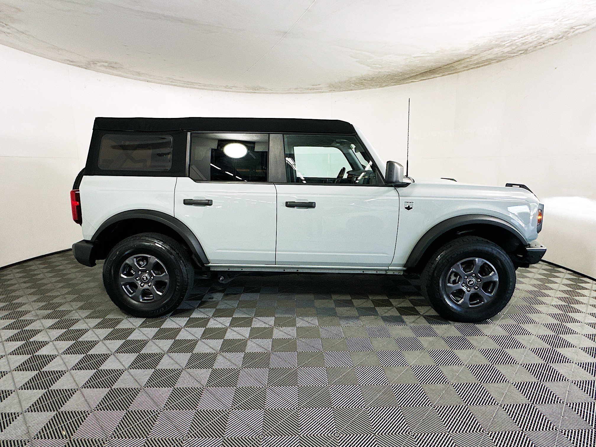 2023 Ford Bronco thumbnail 4