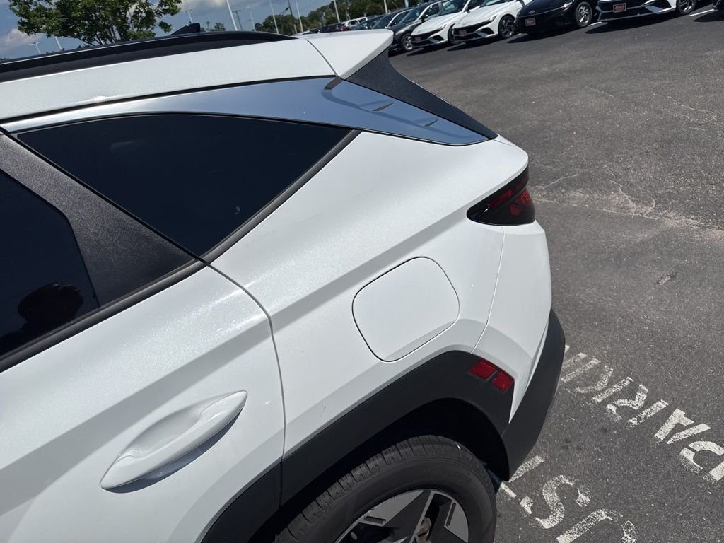 Used 2025 White Hyundai SEL image 5