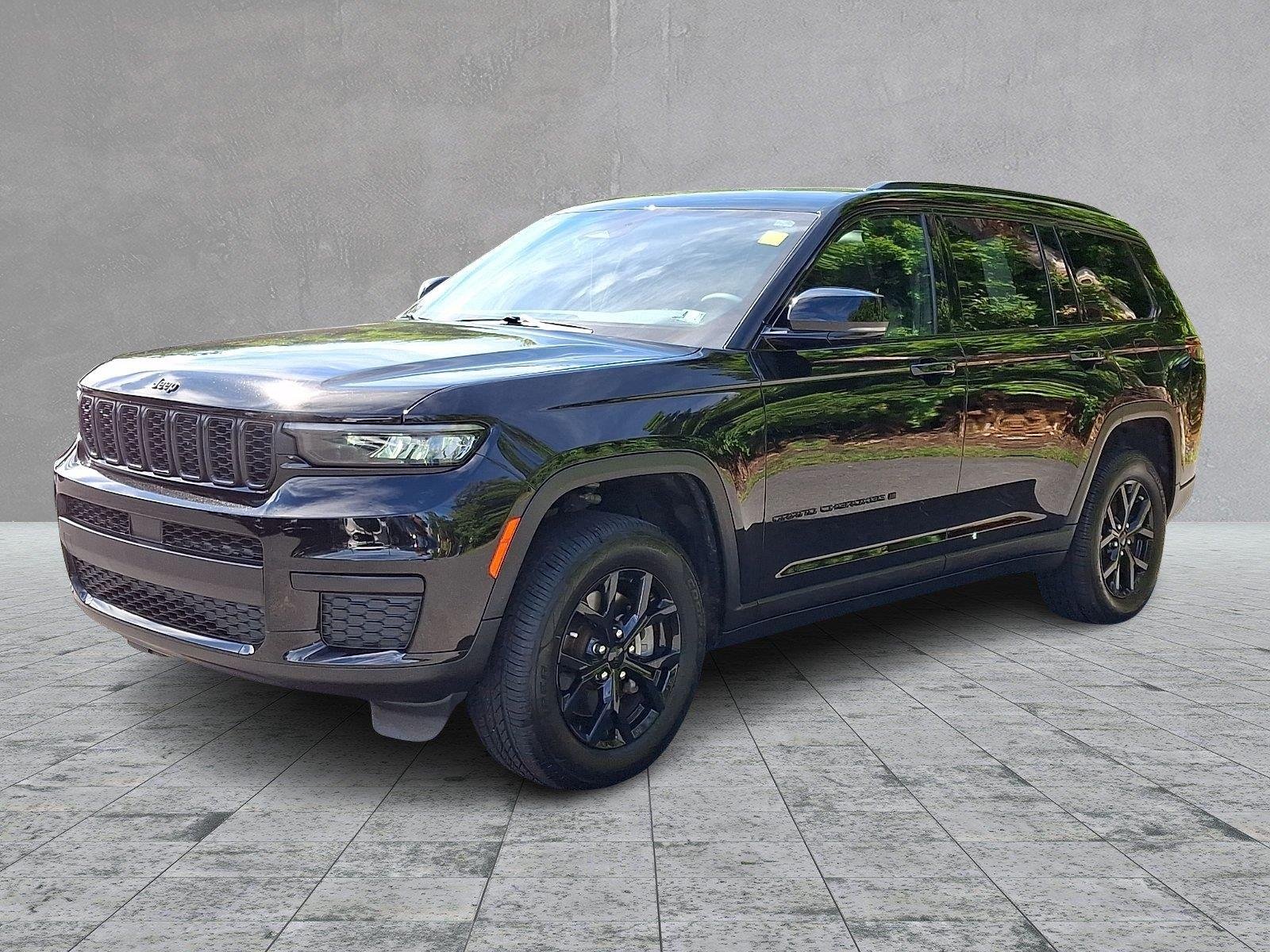 Used 2024 Diamond Black Jeep Altitude X image 3