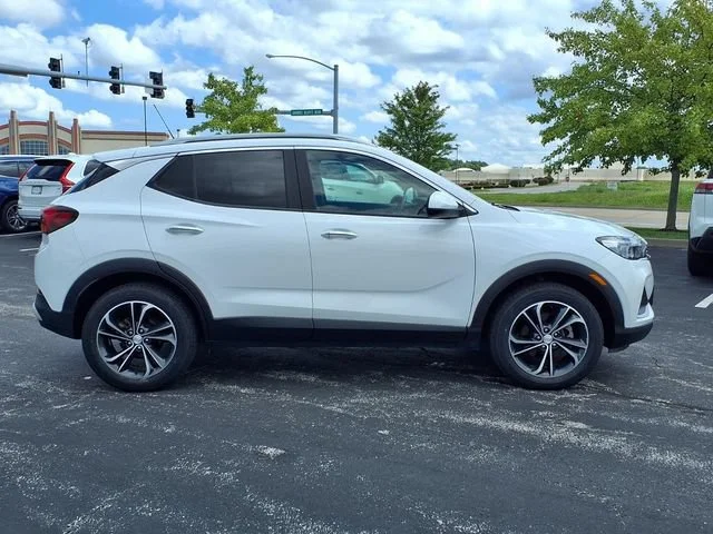 Used 2021 SUMMIT WHITE Buick Select image 23