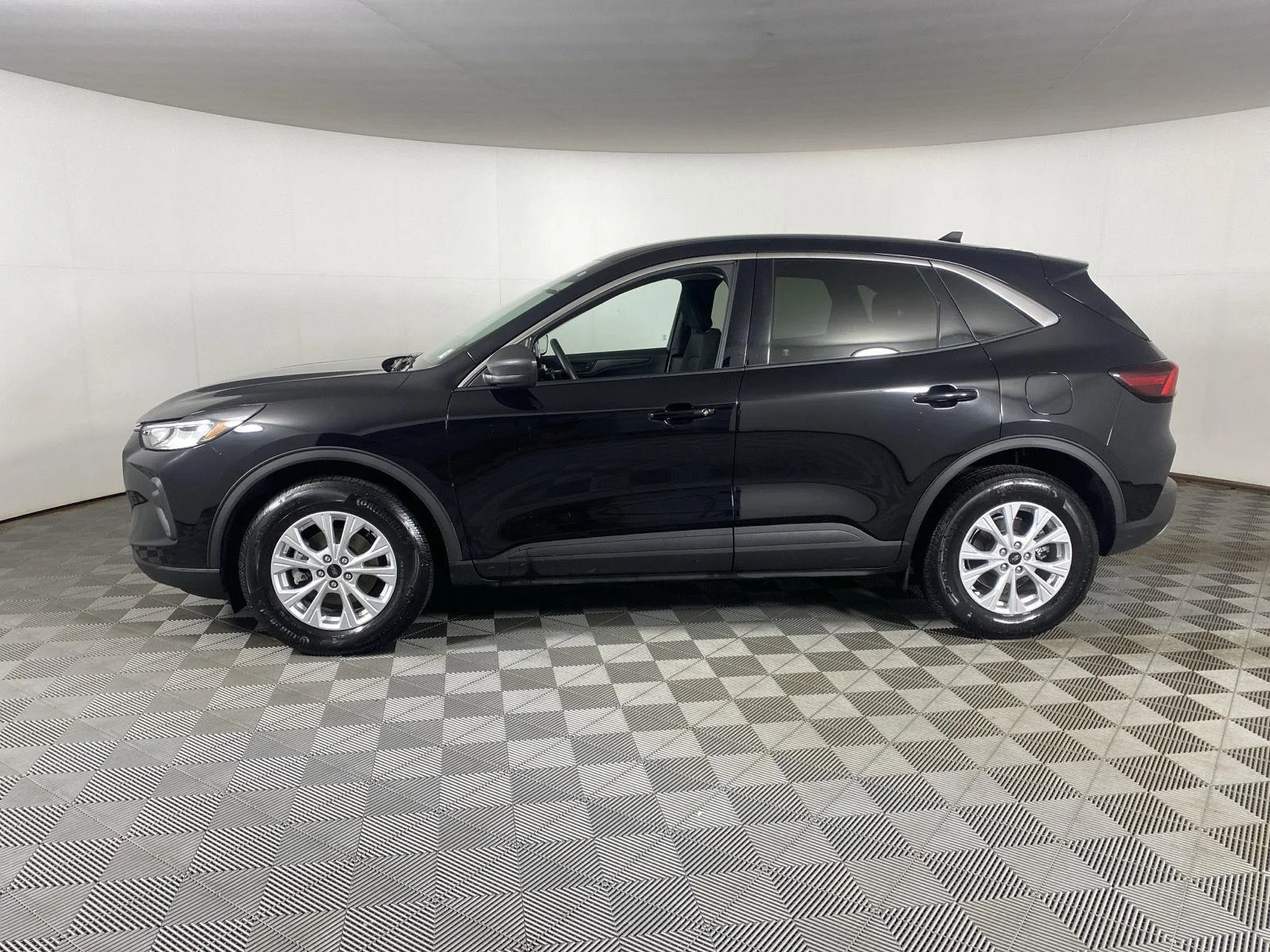 Used 2023 Agate Black Ford Active image 4