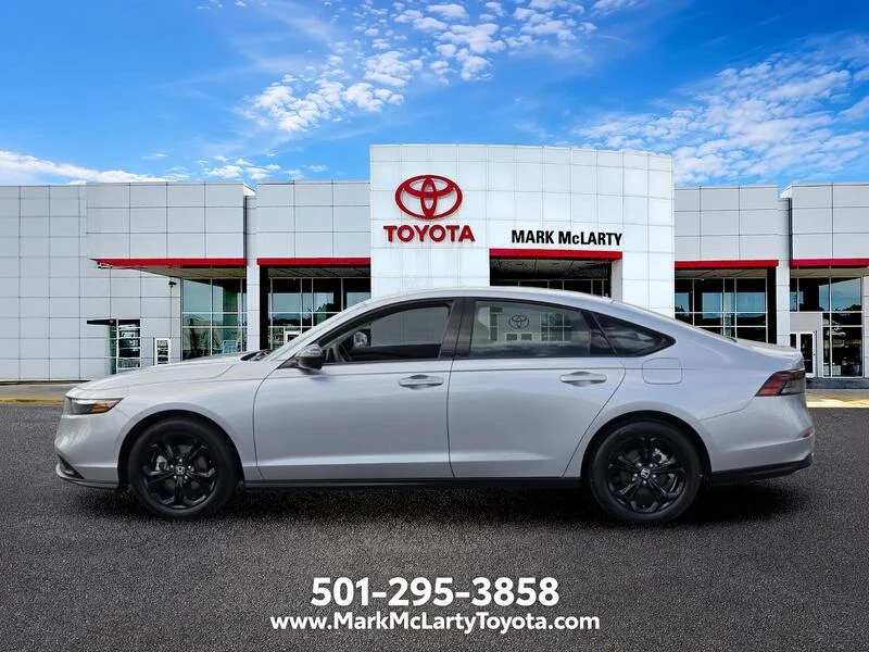 Used 2025 Solar Silver Metallic Honda SE CVT image 2