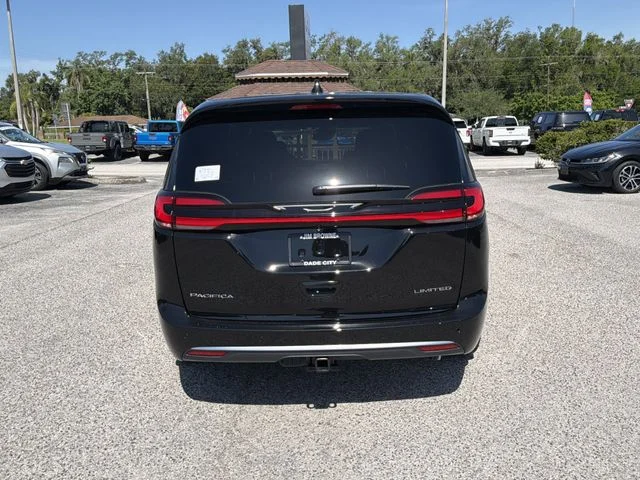 New 2027 Diamond Black Crystal Pearl-Coat Exterior Paint Chrysler Limited image 5