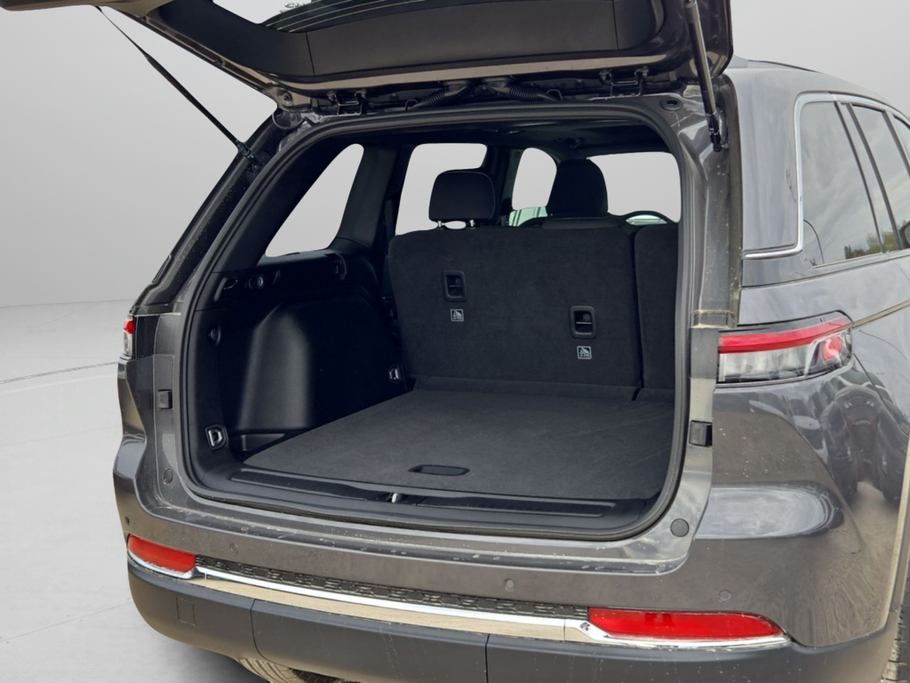 New 2025 Baltic Gray Metallic Clear-Coat Exterior Paint Jeep Laredo X image 34