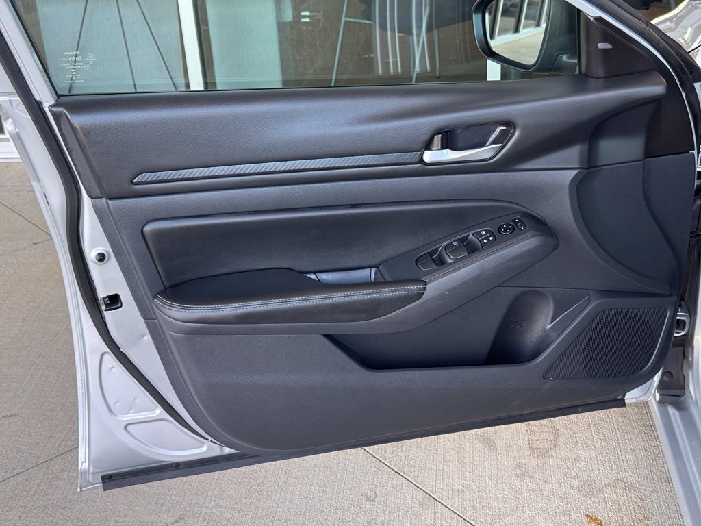 Used 2025 Silver Nissan 2.5 SV image 23