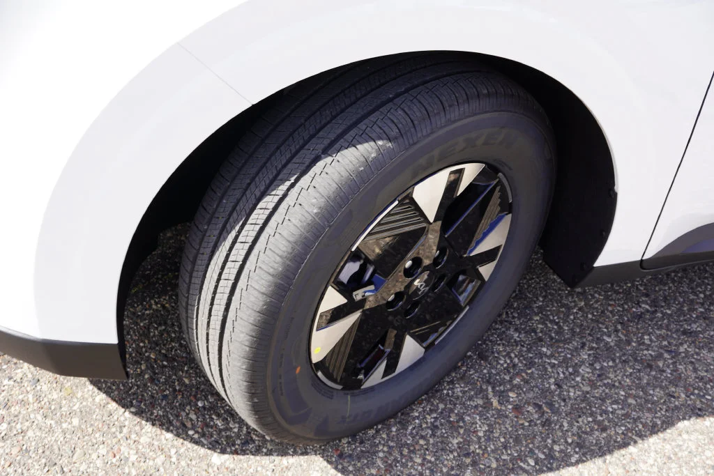 New 2027 Snow White Pearl Kia LXS image 9