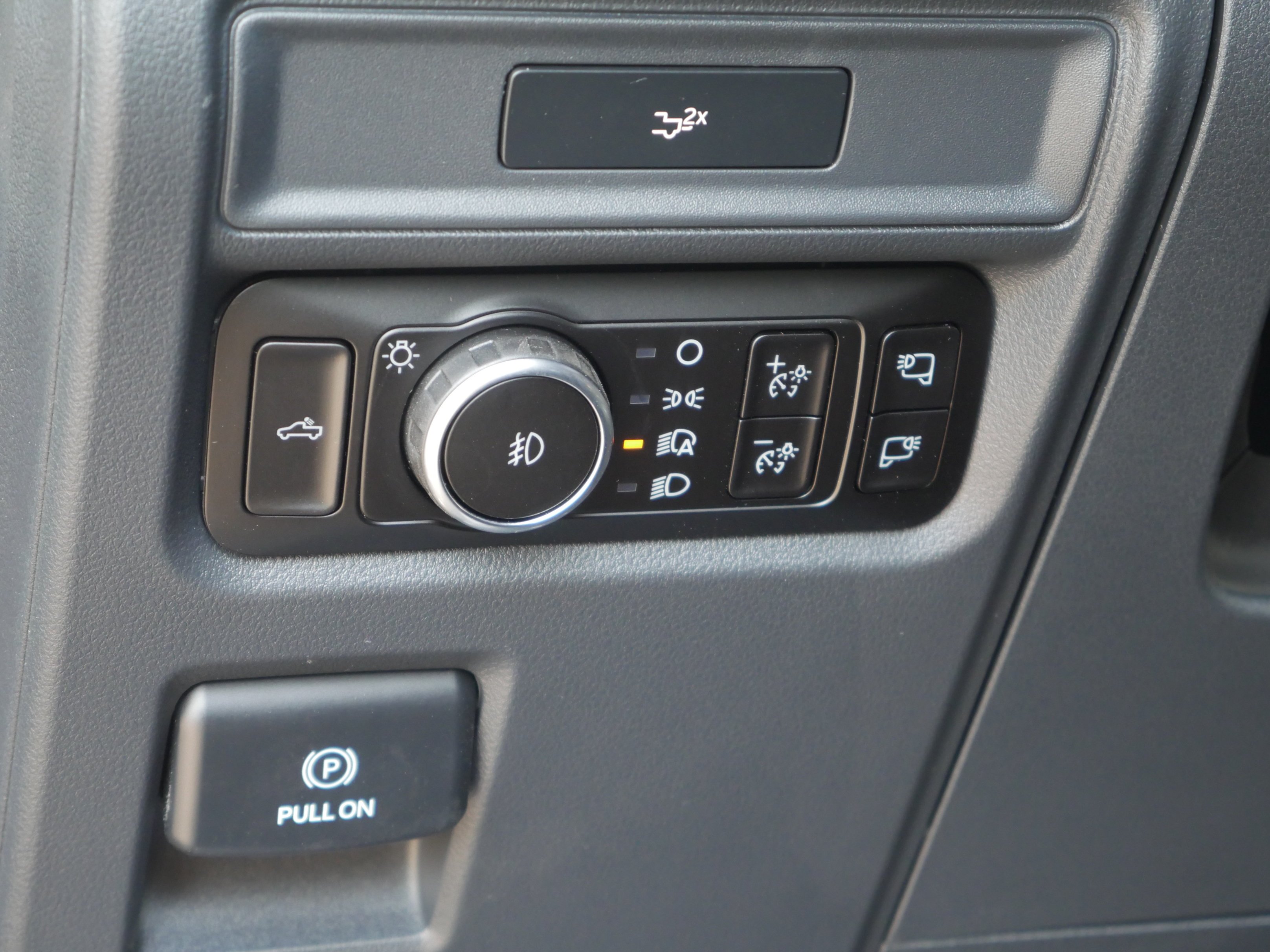 New 2026 Agate Black Metallic Ford XLT image 5