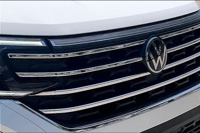 Used 2025 White Volkswagen 2.0T SE w/Technology image 27