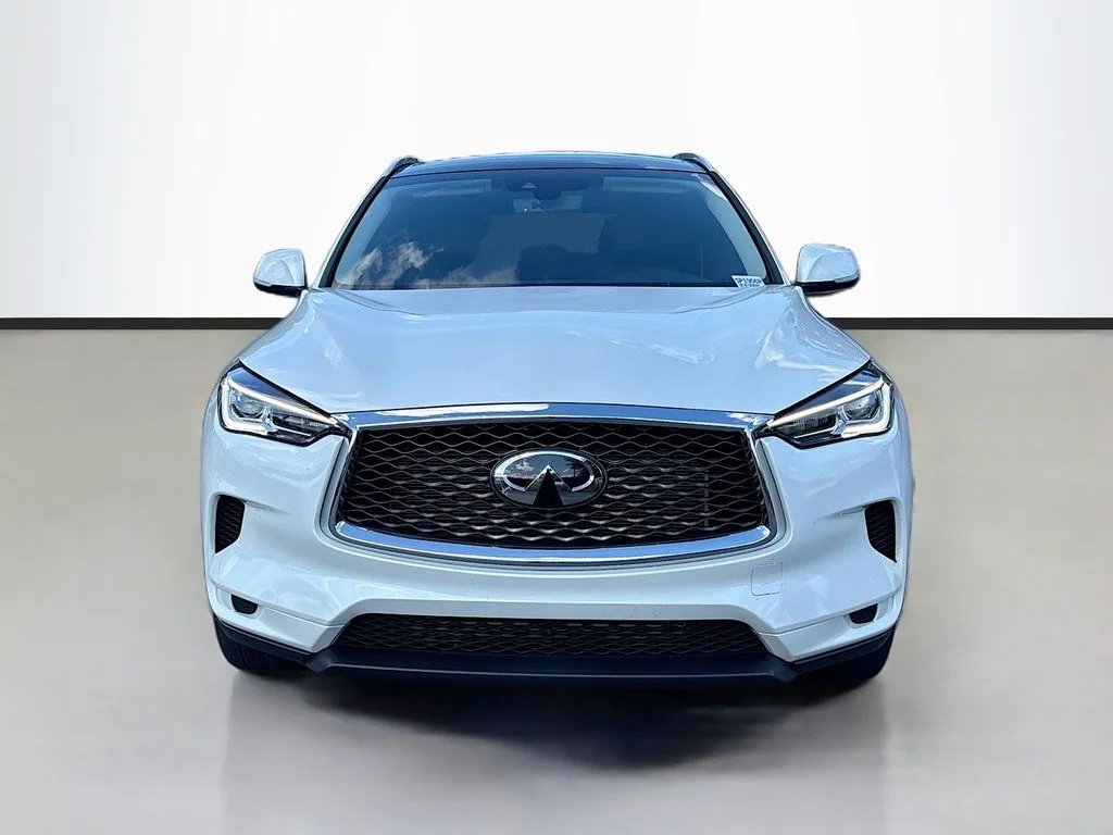 Used 2023 White INFINITI LUXE image 8