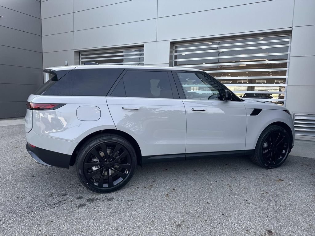 New 2026 Borasco Grey Land Rover SE image 8