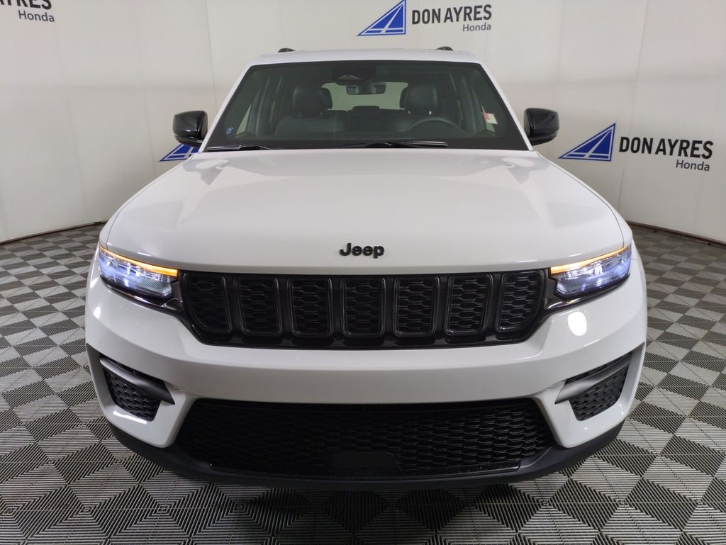 Used 2025  Jeep Altitude X image 11