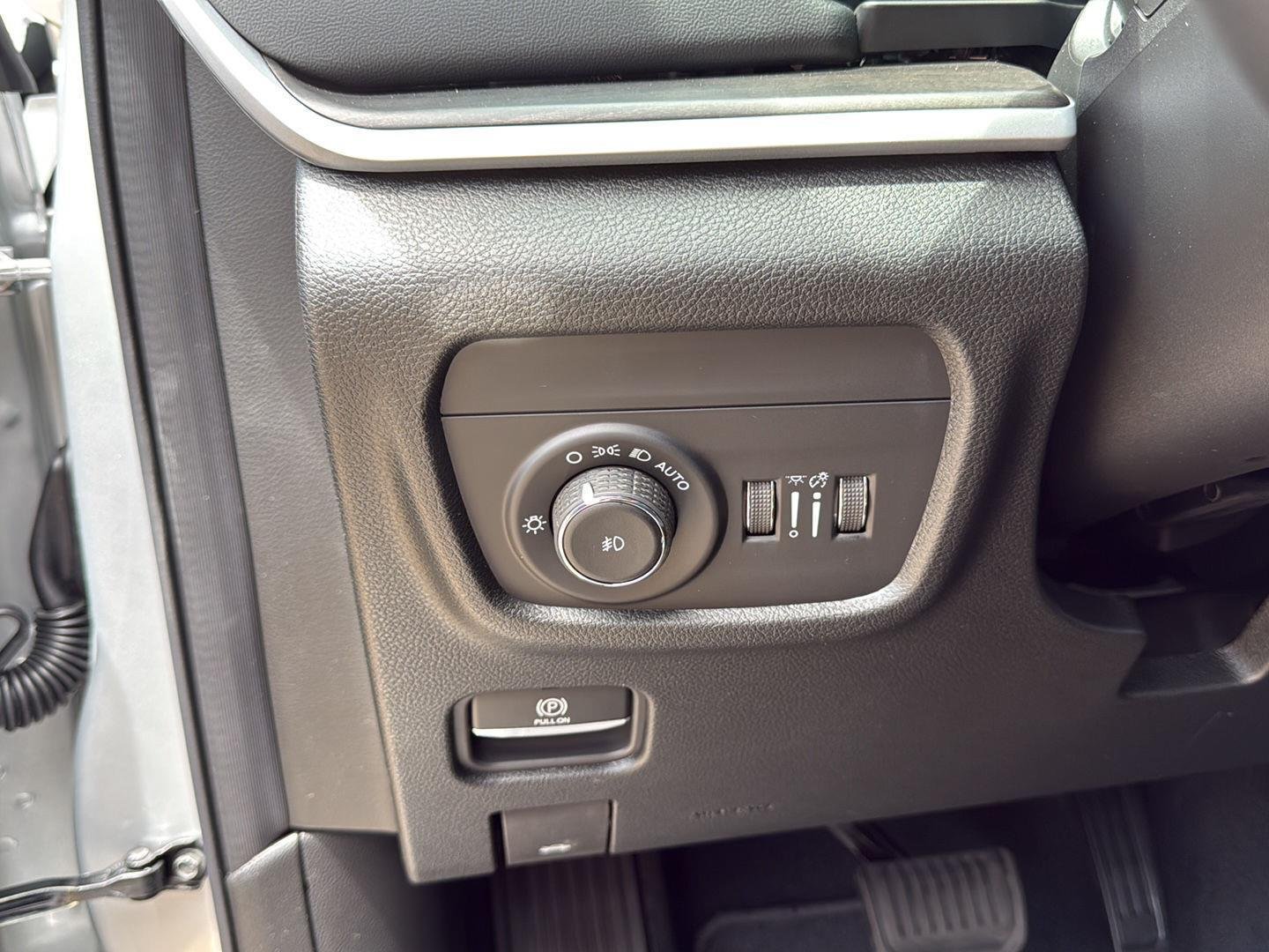 New 2026 Silver Zynith Exterior Paint Jeep Limited image 14