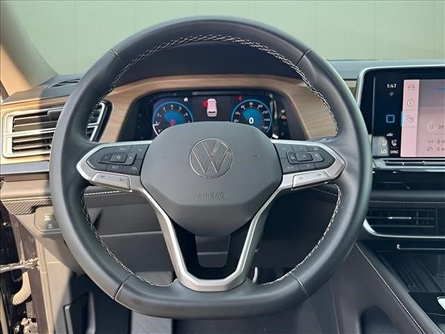 Used 2025  Volkswagen 2.0T SE w/Technology image 26