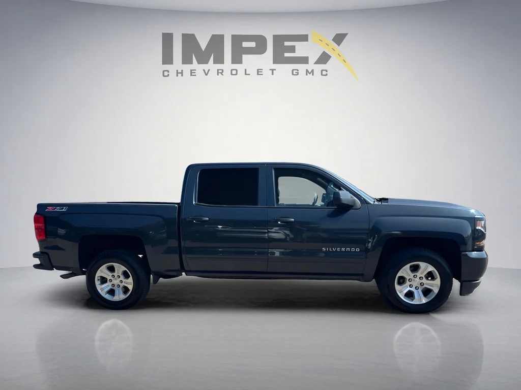 Used 2017 GRAPHITE METALLIC Chevrolet LT image 6