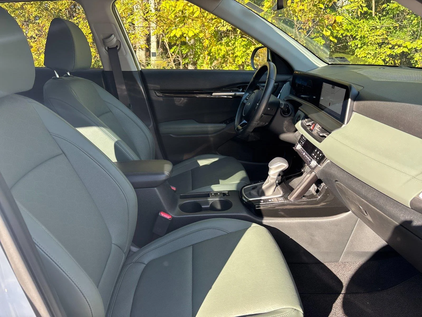 Used 2024 Snow White Pearl Kia SX image 39