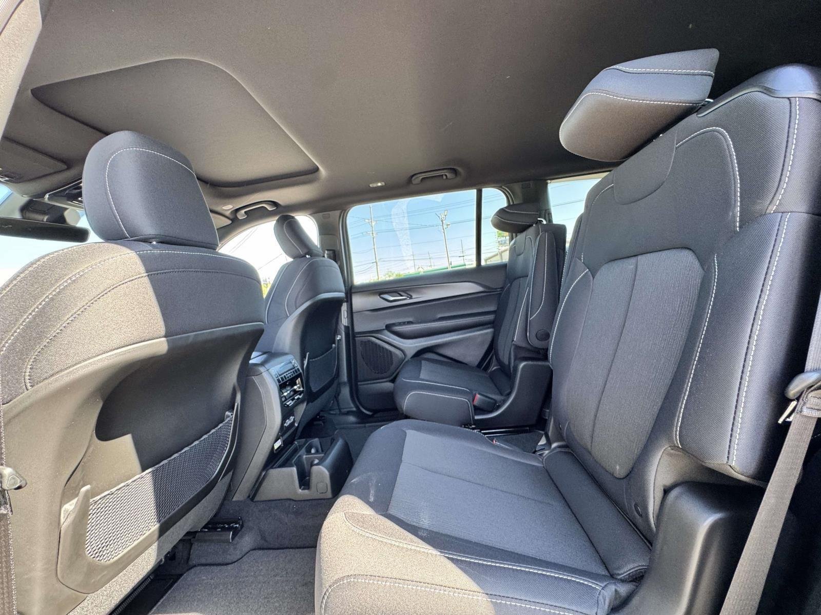 New 2025 Silver Zynith Exterior Paint Jeep Laredo X image 18