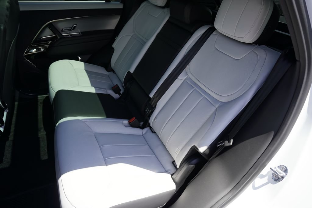 New 2026 Ostuni Pearl White LAND ROVER Dynamic SE image 30