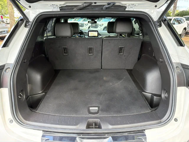 Used 2023 IRIDESCENT PEARL TRICOAT Chevrolet Premier image 18