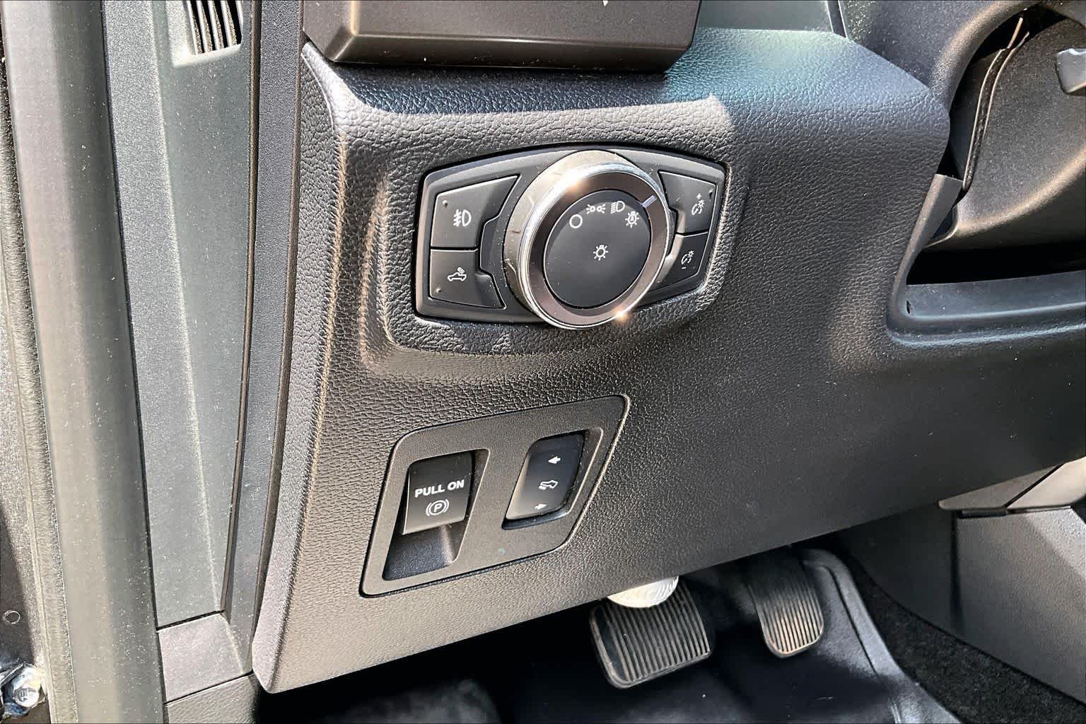Used 2018 Magnetic Metallic Ford XLT image 32