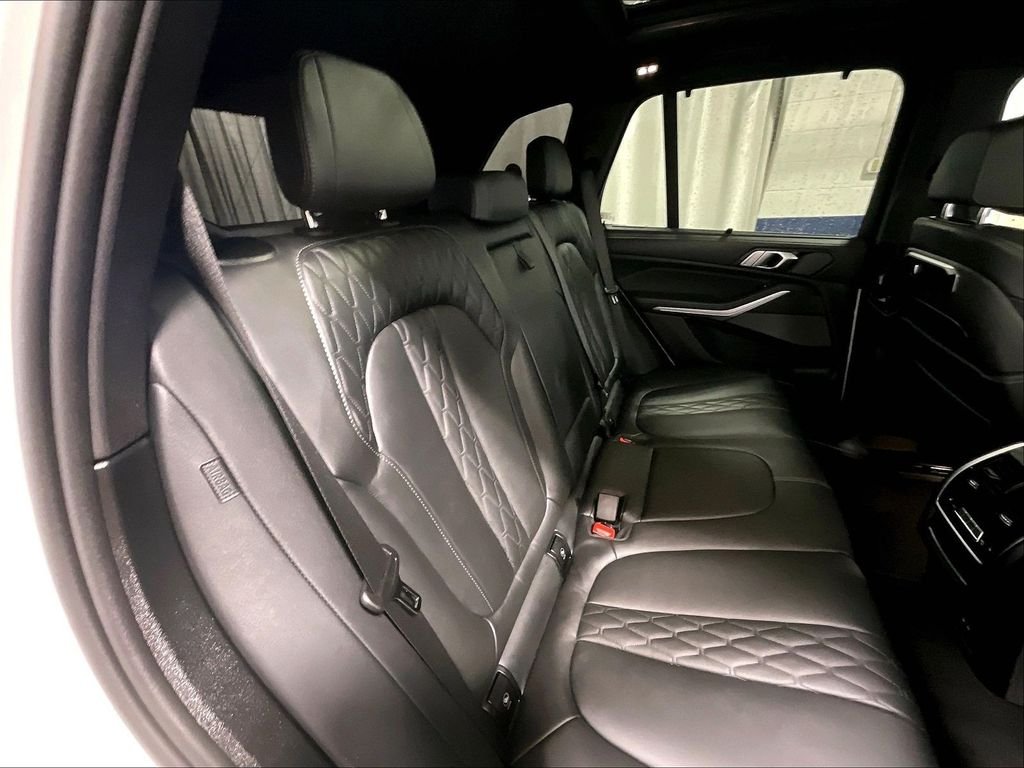 Used 2025 White BMW M60i image 16