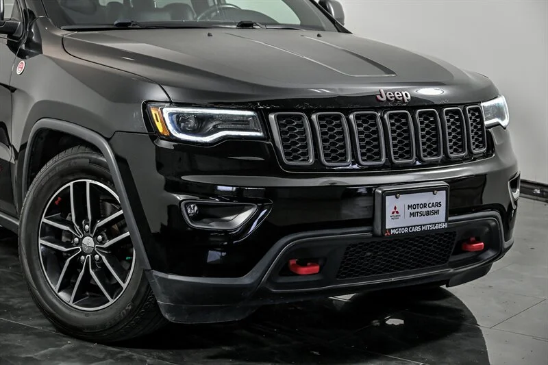 Used 2018 Diamond Black Crystal Pearl Coat Jeep Trailhawk image 2