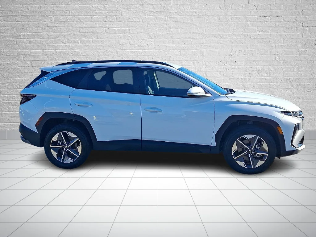 Used 2025 White Pearl Hyundai SEL Convenience image 4