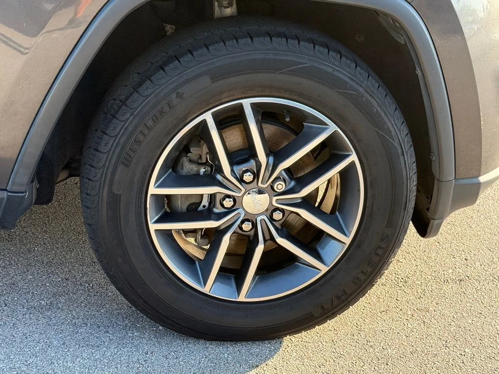 Used 2018 Gray Jeep Laredo E image 9