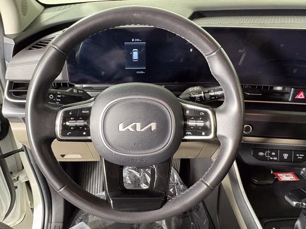 Used 2025 White Kia LXS image 22