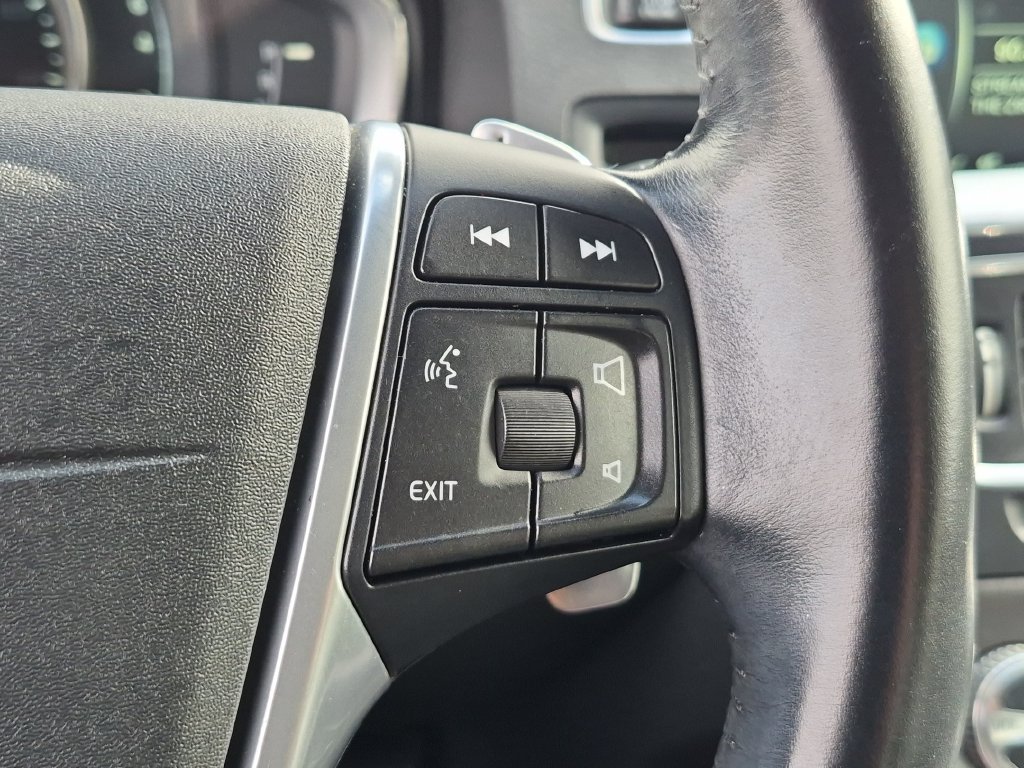 Used 2015 Black / Stone Volvo T6 image 33
