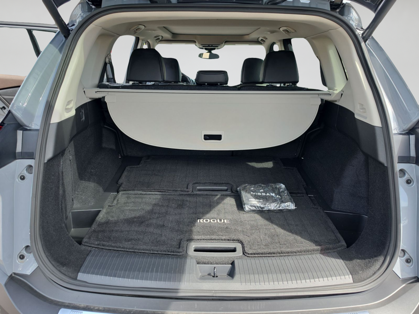 Used 2023 Boulder Gray Pearl Nissan SL image 17