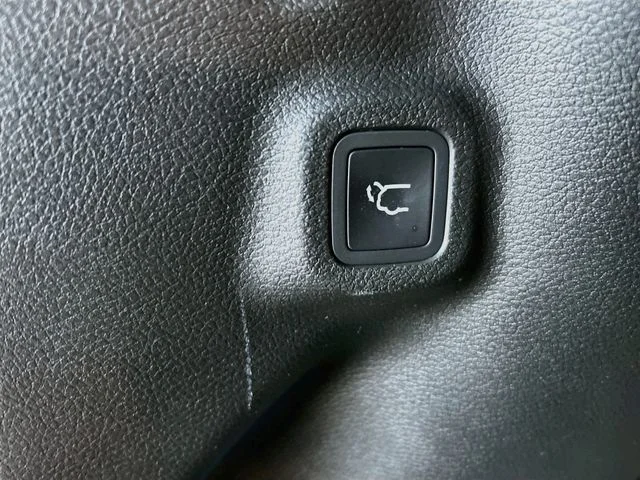 Used 2025 White Jeep Latitude image 13