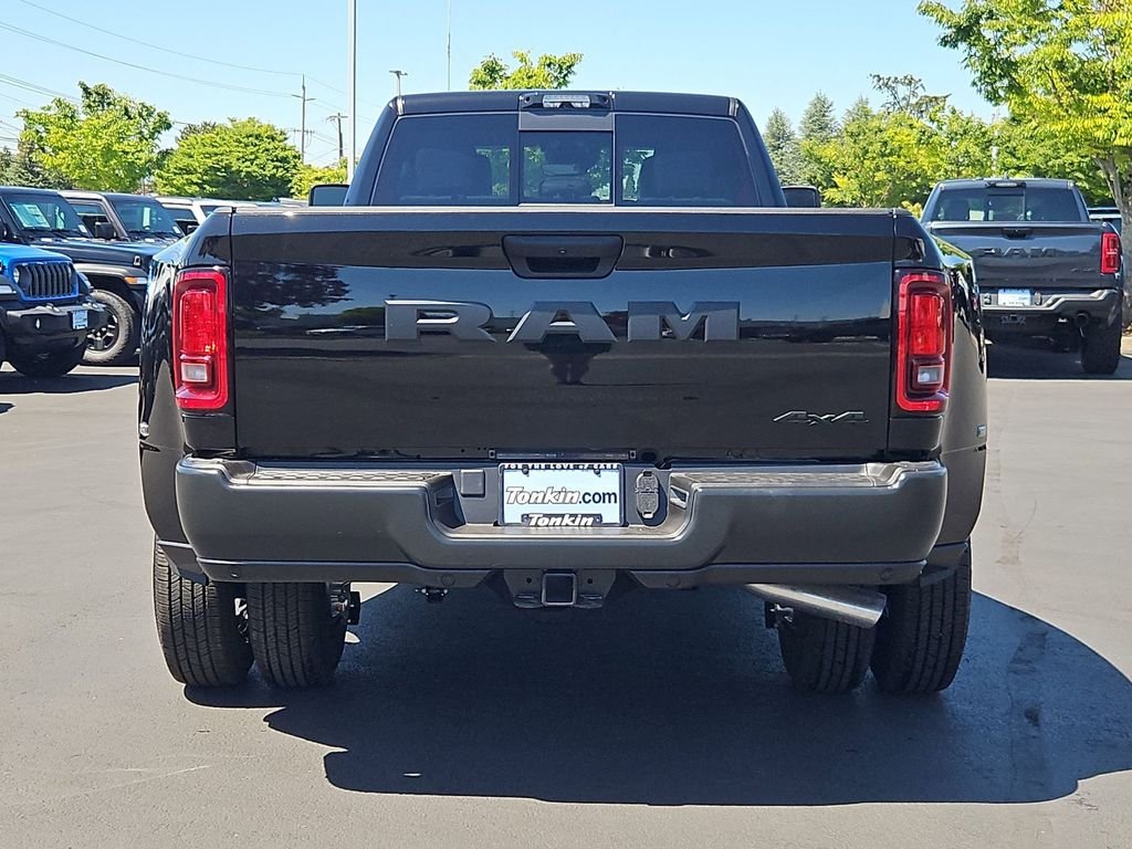 New 2026 Diamond Black Crystal Pearl-Coat Exterior Paint RAM Tradesman image 5