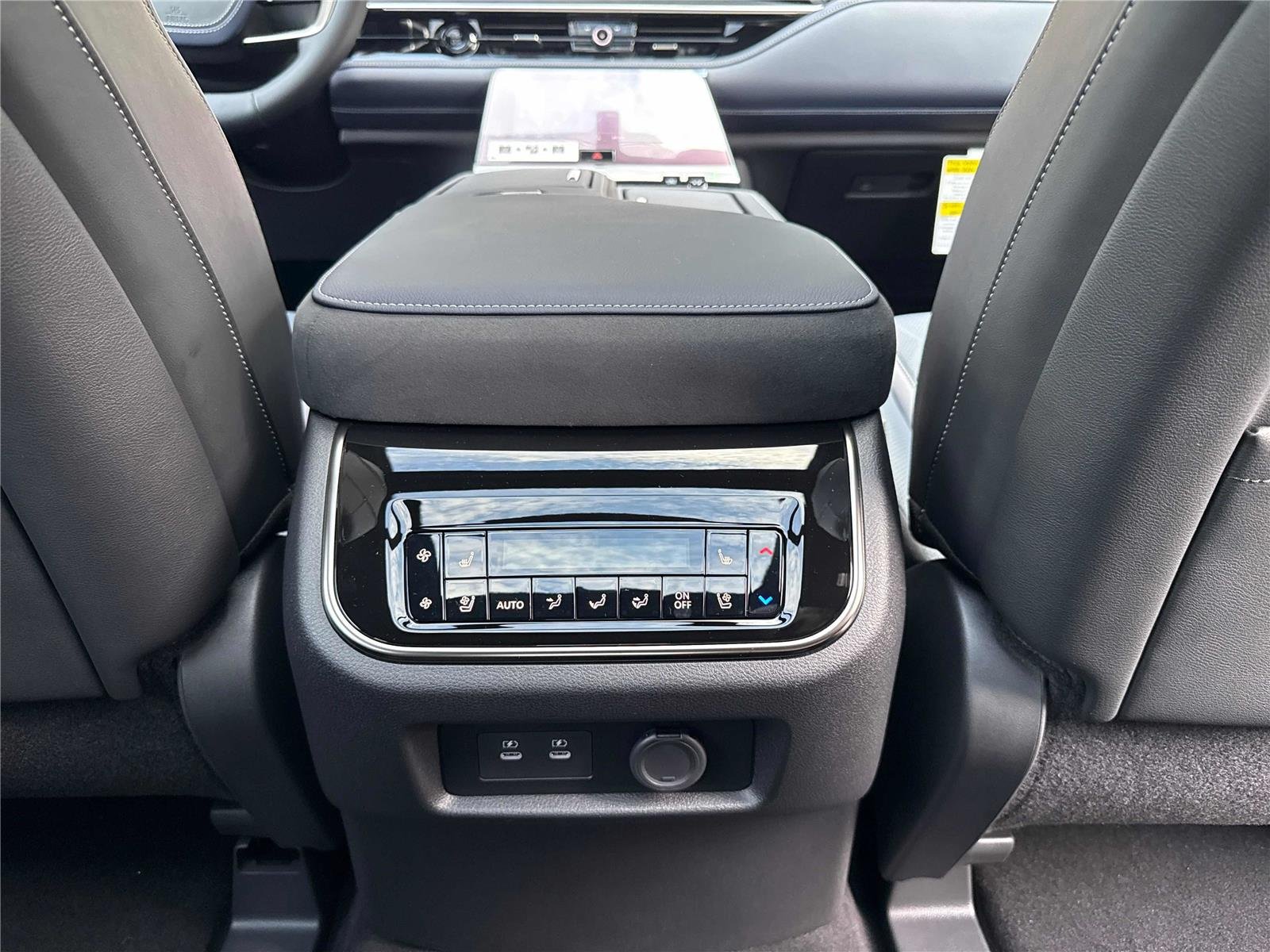 New 2027 RADIANT WHITE INFINITI Sport 4WD image 30