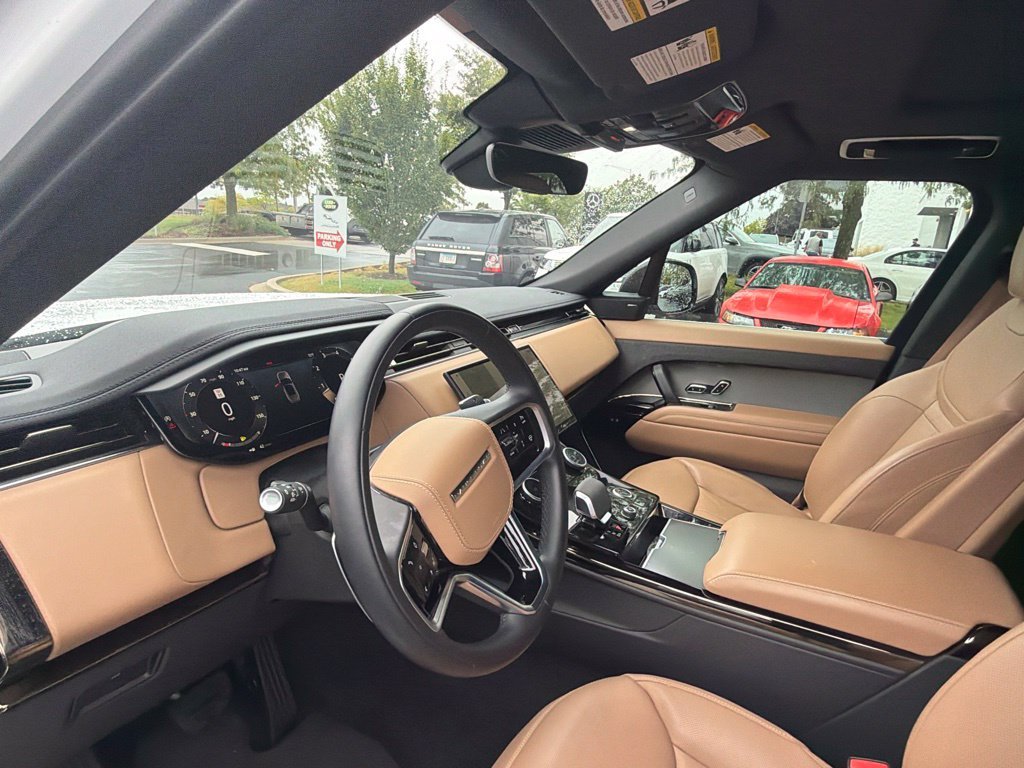 Used 2023 Fuji White Land Rover SE image 9