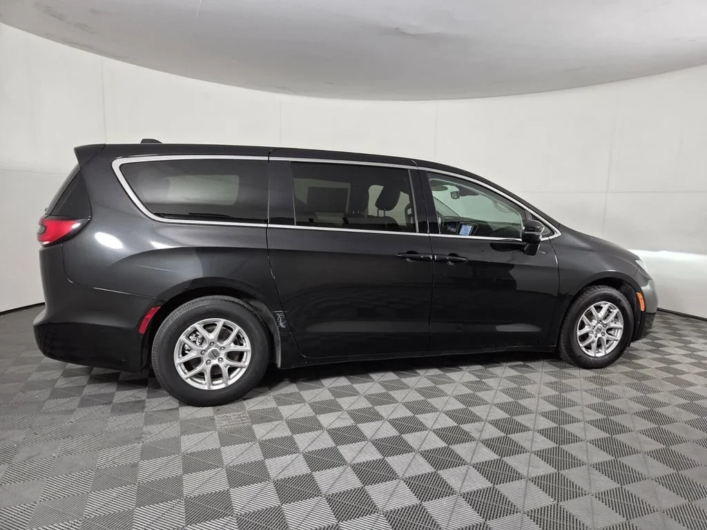Used 2023 Brilliant Black Crystal Pearlcoat Chrysler Touring L image 4