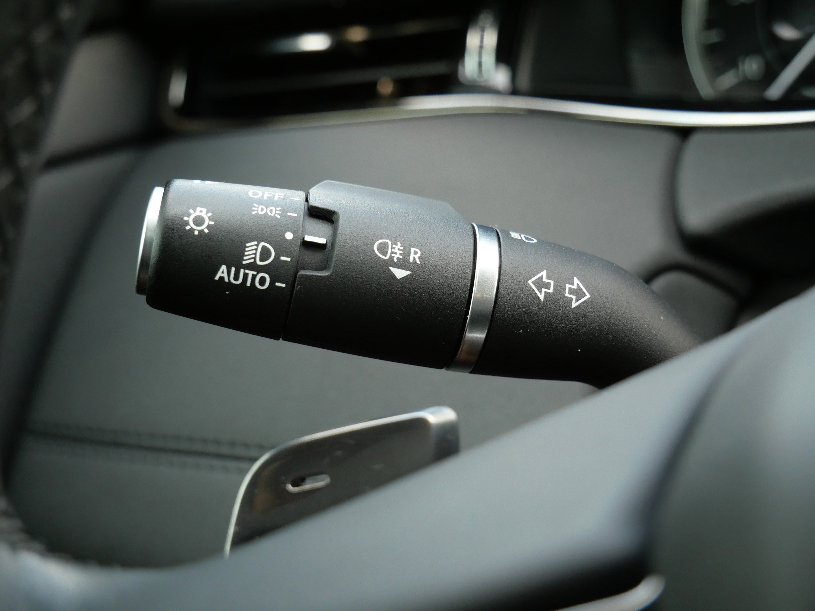 Used 2023 Fuji White Land Rover R-Dynamic SE image 25