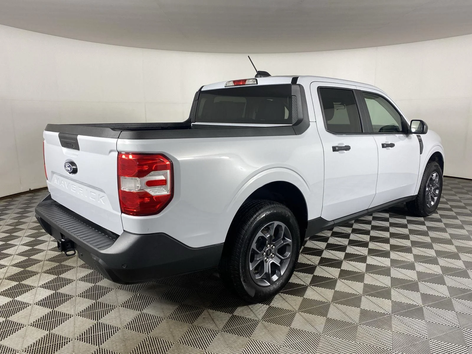 New 2025 White Metallic Ford XLT image 7