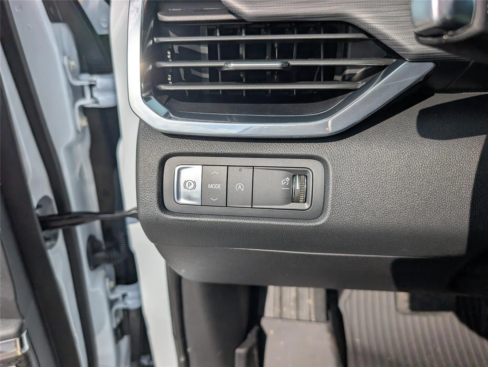 New 2026 Glacier White Tricoat GMC Elevation image 22