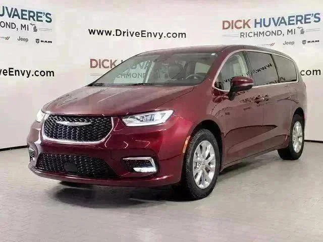 2023 Chrysler Pacifica Touring L AWD's photo