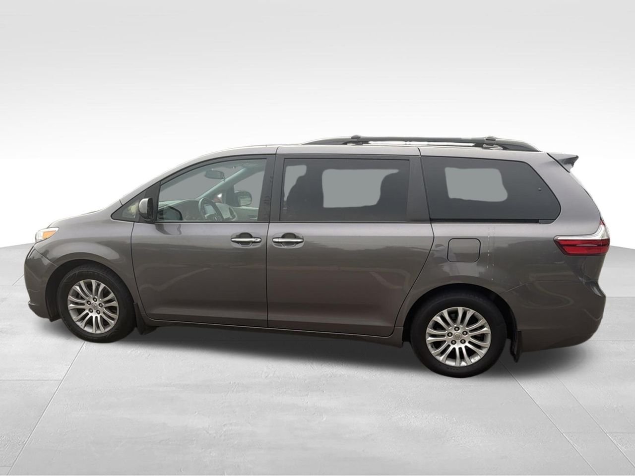 Used 2015 Gray Toyota XLE image 5