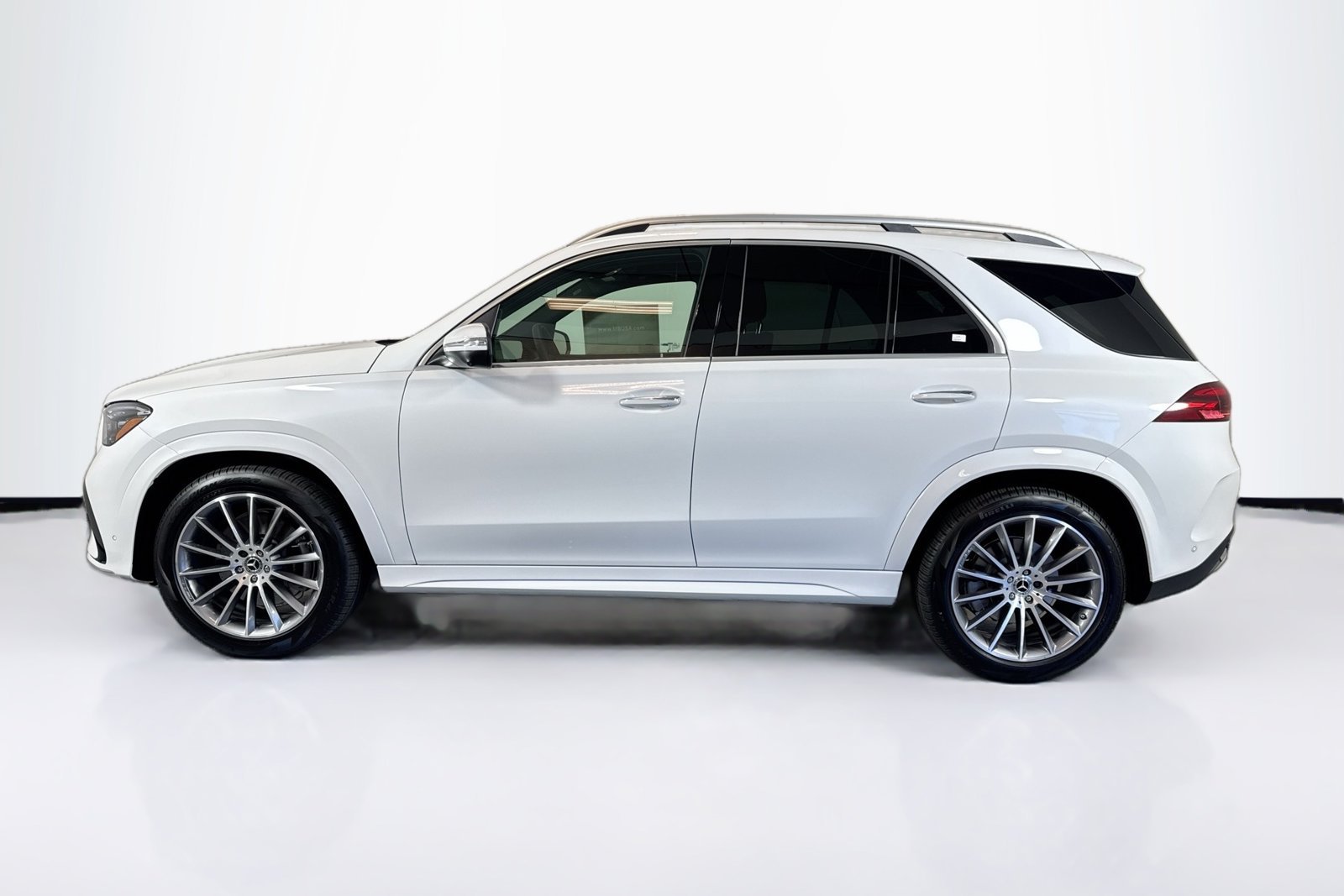 New 2026 MANUFAKTUR Moonlight White Metallic Mercedes-Benz GLE 450 image 8
